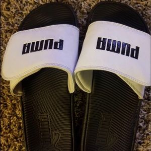MENS SIZE 9 (WOMEN SIZE 11) PUMA SLIDES